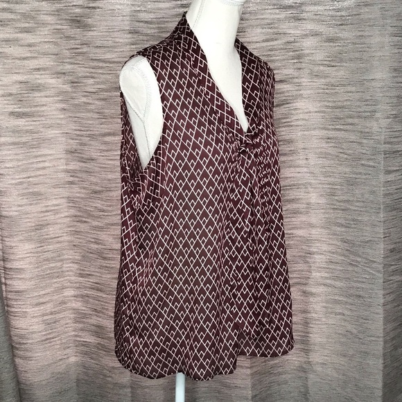 NEW YORK AND COMPANY MAROON & WHITE SLEEVELESS TOP - Picture 1 of 8